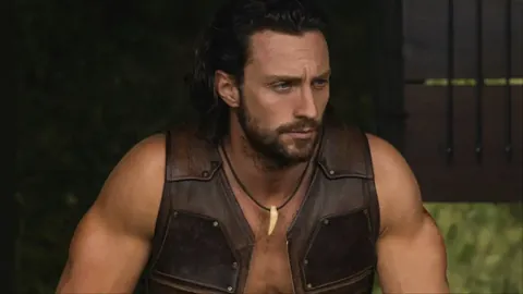 余依婷在新加坡游泳世界杯女子100米混合泳中获银牌，央视新闻客户端报道